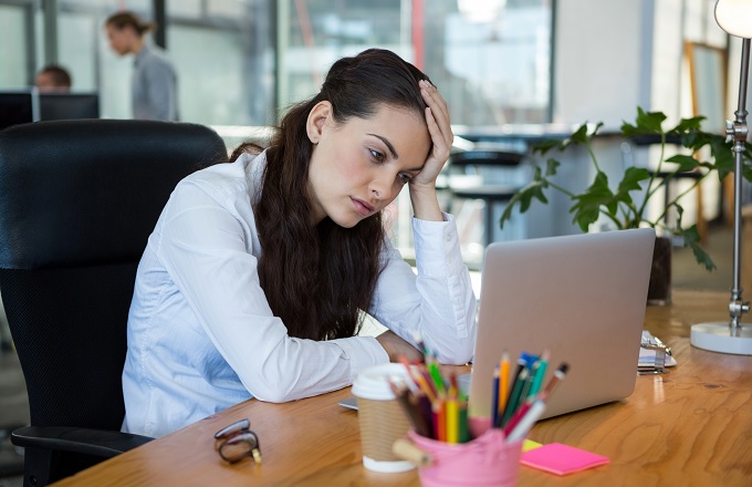 Profesional trabajando en una oficina