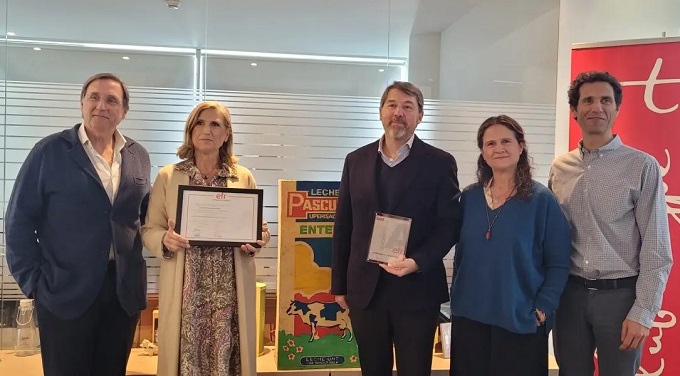 Tomás, Pilar, Sonia y Borja Pascual, consejeros de la compañía, y Rafael Fuertes, director general de Fundación MásFamilia, durante la entrega de la certificación