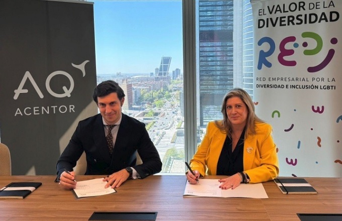 Emma Martell, chief of staff de AQ Acentor, y David García Núñez, vocal de la junta directiva de REDI, firman el acuerdo de adhesión