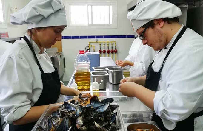 Alumnos de la Escuela de Hostelería La Fonda, en Benalmádena (Junta de Andalucía)