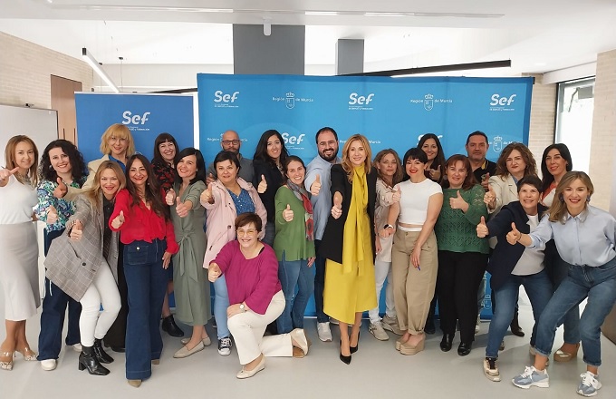 Marisa López, directora general del SEF, junto al equipo de técnicos de Activo Empresa