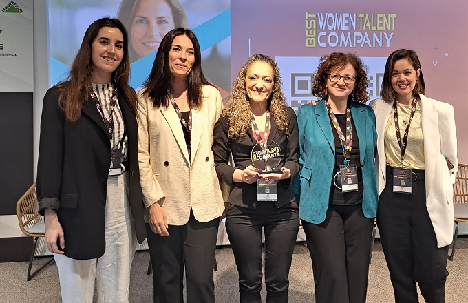 Alicia Gómez de Hinojosa, directora de personas y talento de Securitas Seguridad de España, recoge la certificación Best Women Talent Company