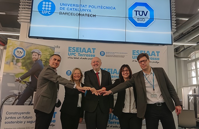 Desde la izquierda; Josep María Arnau, CEO de TÜV SÜD Iberia, Sandra Sancho, business unit manager, sostenibilidad y buen gobierno de TÜV SÜD Iberia, Daniel Crespo, rector de la UPC, Marta Ganolells, profesora de ESEIAAT, y Xavier Roca, director de ESEIAAT.