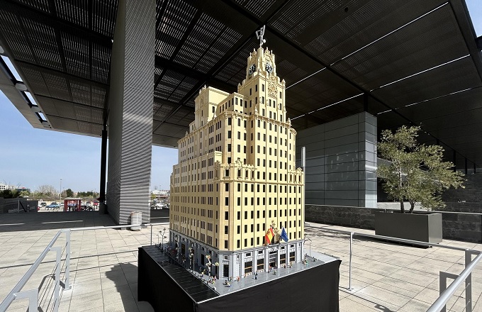 Lego entrega a Telefónica una réplica a escala de su sede fundacional de Gran Vía