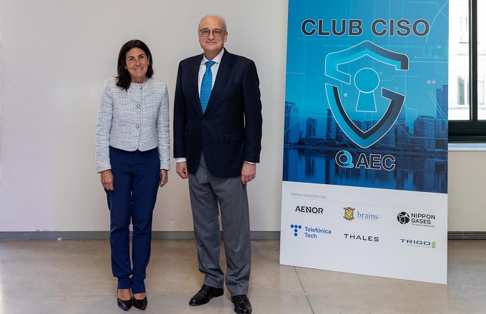 María Jesús Almazor, COO de Telefónica Tech para España y América, y Avelino Brito, director general de la AEC, durante la presentación del club