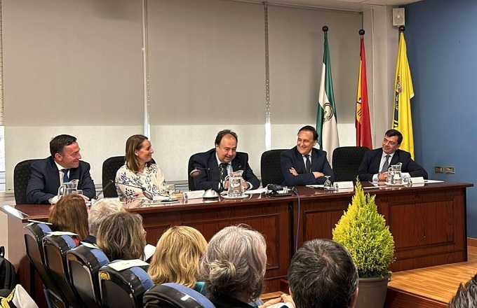 Acto de inauguración del aula Navantia-Siemens, que ha contado con la participación de Agustín Escobar, CEO de Siemens España y CEO de Siemens Mobility Southwest Europe, Ricardo Domínguez, presidente de Navantia, Casimiro Mantell, rector de la Universidad de Cádiz, Aurora Salvador, alcaldesa de Puerto Real, y José Carlos Gómez, consejero de universidad e innovación de la Junta de Andalucía.