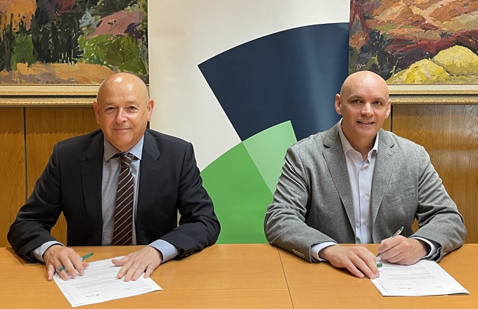 Fernando Ríos (dcha.), director de comunicación e imagen de Unicaja, y Miguel Ángel de Pedro, director regional de la Fundación Adecco en Andalucía oriental