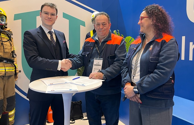 Manuel Gazapo, director de relaciones institucionales de Universae, y Arturo Fuente, presidente de ANAV, durante la firma del convenio en el Salón Internacional de la Seguridad (Sicur), celebrado en Ifema del 27 de febrero al 1 de marzo