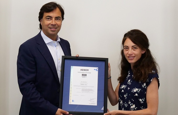 Marta Tomasa, jefa del departamento de Prevención, Calidad y Medio Ambiente y Desarrollo de Sistemas de Gestión de Comsa, recibe el certificado de manos de Jordi Martín, director de Aenor en Cataluña