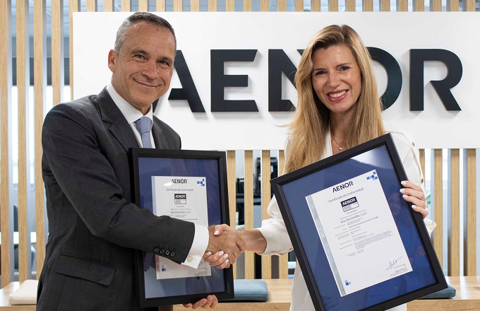 Rafael García Meiro, CEO de Aenor, entrega el certificado a Carmen Díaz, CEO de Holcim España