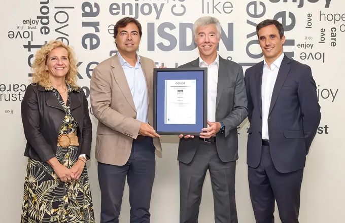 Desde la izquierda, Mayrata Conesa, manager de compliance y buen gobierno de Aenor, Jordi Martín, director de Aenor Cataluña, Pol Bremon, CFO de ISDIN, y Jorge Duca, group tax manager de ISDIN.