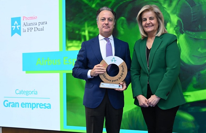 Antonio Lasaga, director de RRHH de Airbus España, y Fátima Báñez, presidenta de la Fundación CEOE