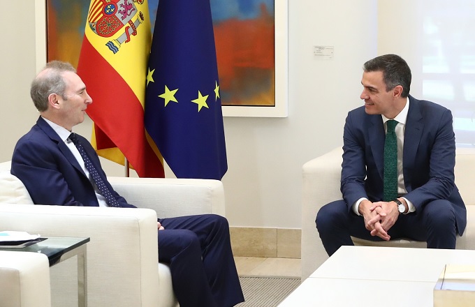 Andy Jassy, CEO de Amazon, y Pedro Sánchez, presidente del Gobierno de España