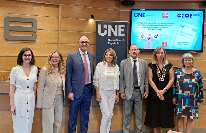 De izda. a dcha.: Elena Ordozgoiti (UNE), Isabel Alonso (EJE&CON), Javier García (UNE e ISO), Val Díez (STANPA y CEOE), Julián Vicente Bravo (Siemens), María Muñoz (Ministerio de Industria y Turismo) y María Jesús Aguado (Ministerio de Igualdad), en la jornada de presentación de la norma UNE-ISO 53800.