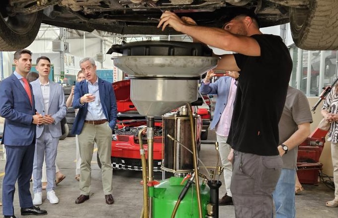 La Comunidad de Madrid enseña a alumnos de formación profesional el tratamiento del aceite usado de vehículos