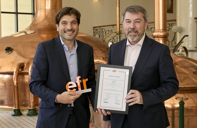 Ricardo Lechuga, director de personas de Damm, y Rafael Fuertes, director general de Fundación MásFamilia, durante la entrega del certificado 