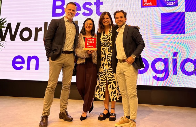 De izquierda a derecha: Jaime Vallori, Julia Collado, Karina Pangaro y Lucas Adrián, del equipo de Eventbrite España, en el acto de entrega de premios celebrado en Madrid