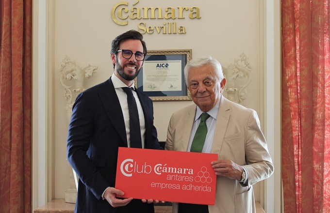 Abel Alonso, regional manager de HAYS para Andalucía y Extremadura, y Francisco Herrero, presidente de la Cámara Oficial de Comercio, Industria, Servicios y Navegación de Sevilla