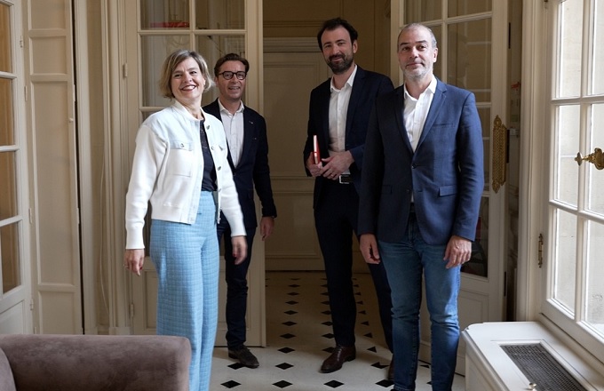 De izquierda a derecha: Marie Arnaud-Battandier, directora general de expansión de Ardian, Cyril Courtin, cofundador y CEO de HR Path, Arthur de Salins, director general de expansión de Ardian, y François Boulet, cofundador y CEO de HR Path.