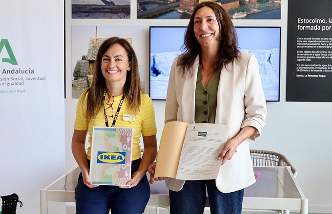 Ainhoa Echavarri, directora en IKEA Murcia, y Loles López, consejera de Inclusión Social de la Junta de Andalucía, tras la firma del convenio (©Junta de Andalucia)