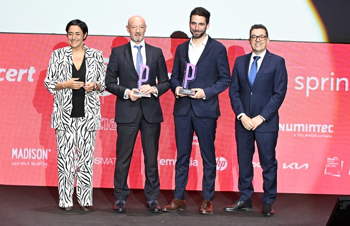 José Antonio Sebastián, director general de Ibercaja Connect, y Fernando de Santos, jefe del área de Operaciones de Ibercaja Connect, reciben el premio