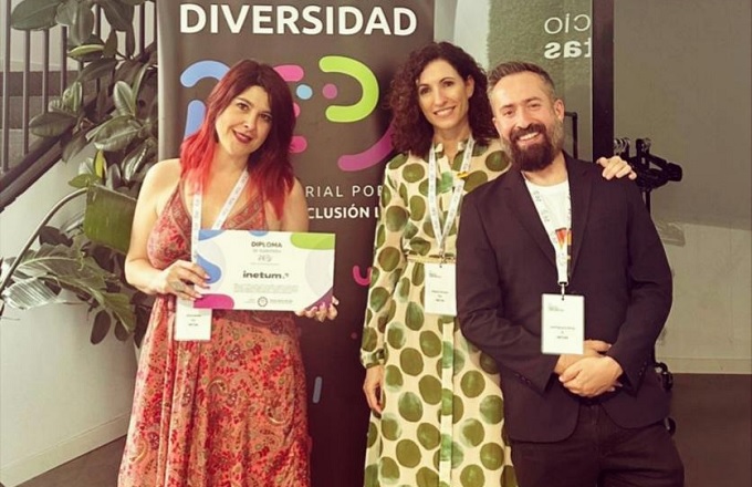 Mónica Herrero (centro), directora de people de Inetum en Iberia Latam, Sonia Muñoz, health & diversity manager, y José Ignacio Pérez, delivery manager de consulting.