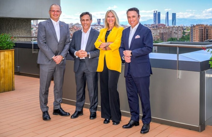 De izquierda a derecha: Albert Triola, director general de Oracle España, José Antonio de Cachavera, director general de servicios del Grupo OHLA, Nuria Fuentes, CIO de Ingesan, y David Soto, presidente de Kyndryl España y Portugal