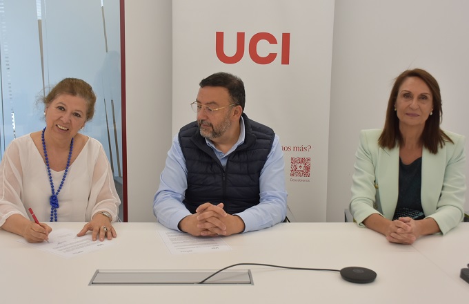 Ángeles Alcázar (izda.), socia directora del Observatorio Generación & Talento, Ángel Aguilar, director de RRHH de UCI, y Elena Cascante, socia directora del Observatorio Generación & Talento
