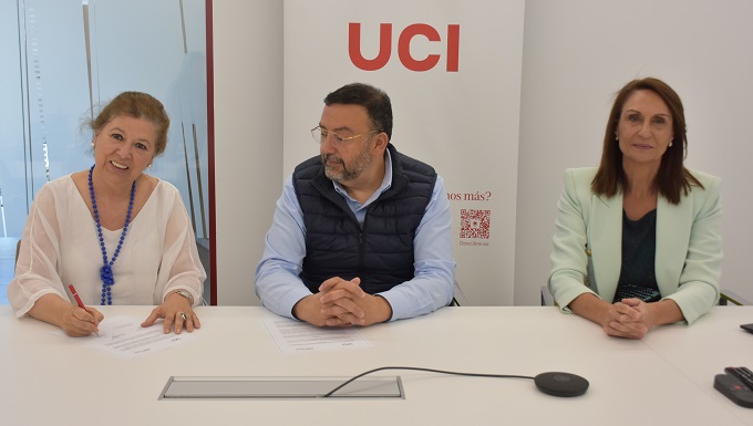Ángeles Alcázar (izda.), socia directora del Observatorio Generación & Talento, Ángel Aguilar, director de RRHH de UCI, y Elena Cascante, socia directora del Observatorio Generación & Talento
