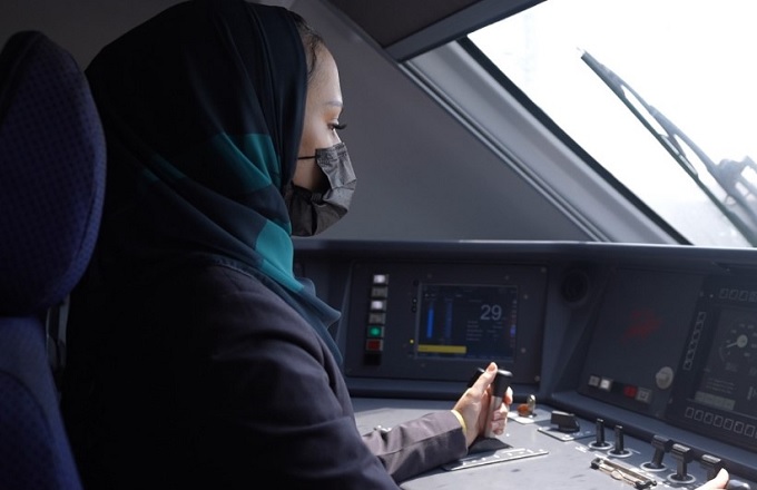 Miles de mujeres optan a convertirse en conductoras de tren de alta velocidad de Renfe en Arabia Saudí