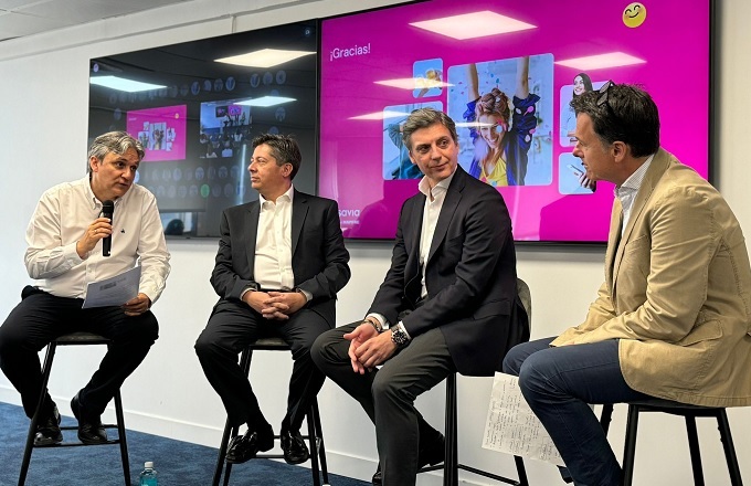 Desde la izquierda, Carlos Hernández Rueda, director de desarrollo de negocio y producto de Savia, Armando Gómez Rey, responsable de bienestar y salud laboral de FNAC España, Rubén García Bernal, vicepresidente de organización de Valorian, y Manuel Asla, director de marketing y producto de Edenred. 