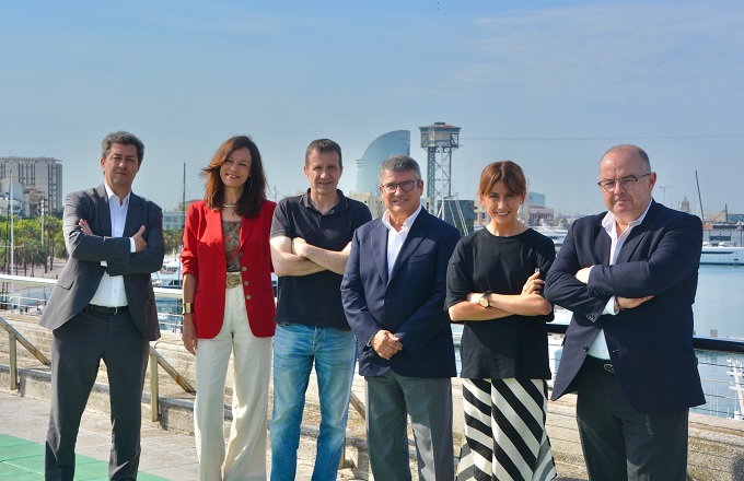 Carlos Pérez, socio responsable de Tech & Data de Fieldfisher en España, y Miquel Martí, CEO de Tech Barcelona, con miembros de ambas organizaciones
