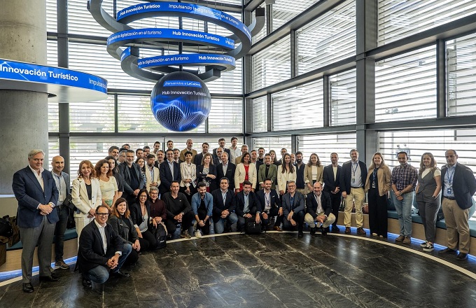 Adrián García Nevado (izda.) director de empresas de Telefónica España, junto a representantes de las empresas que forman el Hub de Innovación Turística (HIT), durante la presentación del mismo.