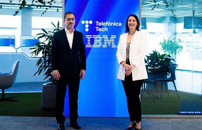 Elena Gil Lizasoain, directora de la unidad de negocio de Inteligencia Artificial y Data en Telefónica Tech, y Adolfo Hernández Pulido, technology managing director para Telefónica en IBM