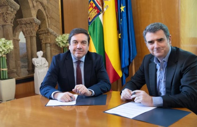 Alberto Galiana García (izda.), consejero de educación y empleo del Gobierno de La Rioja, y  Tomàs Font, director general de Wolters Kluwer Tax & Accounting en España, durante la firma del acuerdo