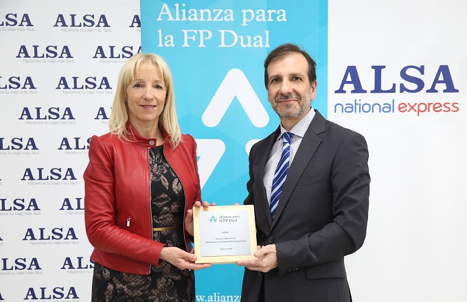 Clara Bassols, directora de la Fundación Bertelsmann, y Juan Antonio Esteban, director de RRHH de ALSA
