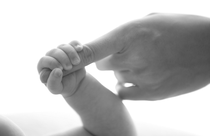 Reconocen el derecho de las familias monoparentales a doblar el permiso de maternidad para evitar la discriminación de los recién nacidos