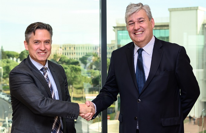 Javier Urbiola (izda.), presidente ejecutivo de ISS Iberia, y Koldo Echebarría, director general de Esade