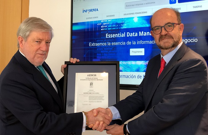 Juan Mª Sainz (izda.), consejero delegado de INFORMA D&B, recibe el certificado de Aenor
