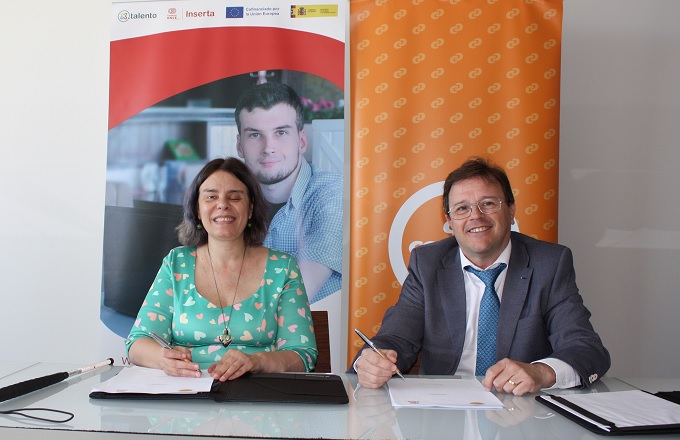 Virginia Carcedo, secretaria general de Fundación ONCE e Inserta Empleo, y Pedro Hernández, director de personal de Consum, durante la firma del nuevo acuerdo.