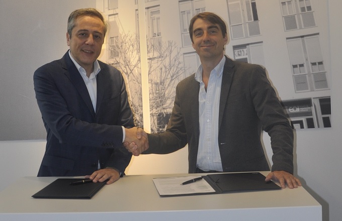 José Bayón (izda.), director general de la Escuela de Organización Industrial (EOI), y Jaime de Nardiz, director de transformación cultural e innovación de Great Place to Work (GPTW), durante la firma de la Carta de Adhesión de Entidades Amigas de EOI.