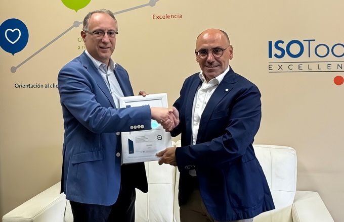 José María Domínguez Sánchez-Barranco, director de explotación de OCA Cert Andalucía, entrega el certificado ISO 42001 a Miguel Martín Lucena, CEO de ESG Innova.