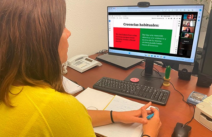 Profesional sigue uno de los cursos online sobre violencia de género impartidos por el IAM. ©Junta de Andalucía