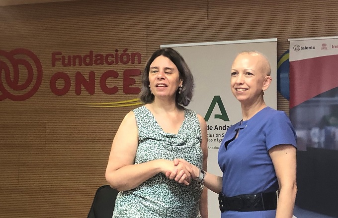Virginia Carcedo, secretaria general de Fundación ONCE e Inserta Empleo, y Olga Carrión, directora del Instituto Andaluz de la Mujer