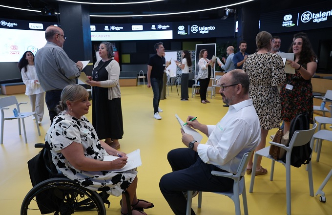 Representantes de empresas tecnológicas aprenden a trabajar con personas con discapacidad