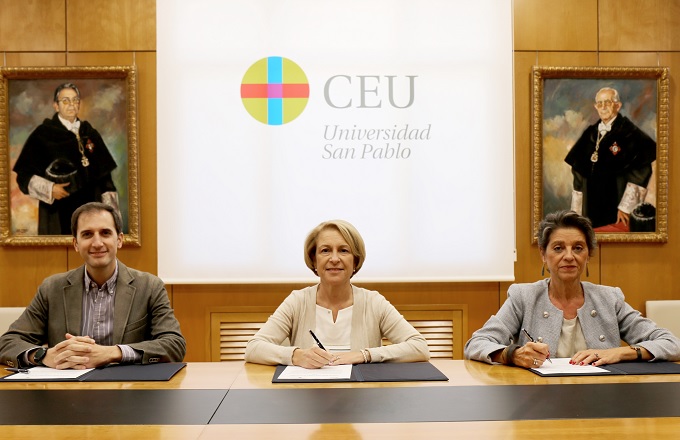 Antonio Vargas, director de relaciones institucionales de AWS para Iberia, Rosa Visiedo, rectora de la Universidad CEU San Pablo, y Carmen García de Elías, gerente de la institución universitaria