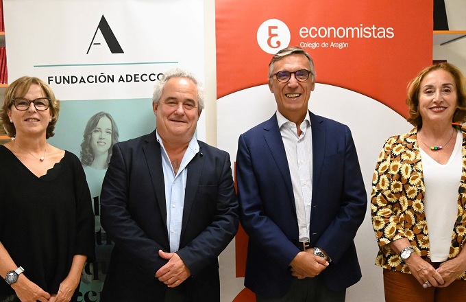 De izquierda a derecha: Beatriz Gutiérrez, directora regional de la Fundación Adecco en Aragón, Francisco Mesonero, director general de la Fundación Adecco, Francisco Gracia y María Ángeles López, decano y gerente del Colegio de Economistas de Aragón, respectivamente.