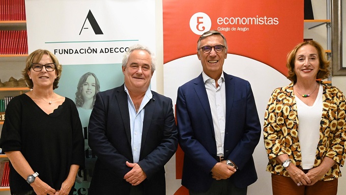 De izquierda a derecha: Beatriz Gutiérrez, directora regional de la Fundación Adecco en Aragón, Francisco Mesonero, director general de la Fundación Adecco, Francisco Gracia y María Ángeles López, decano y gerente del Colegio de Economistas de Aragón, respectivamente.