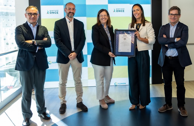 De izquierda a derecha: Javier Mejía, director de marketing estratégico y desarrollo de negocio de Aenor, Pedro Pérez Olmedo, jefe de experiencia de empleado y salud en Ilunion VidaSénior, Mar Sánchez, directora el área de Personas de ilunion VidaSénior, Carolina Soto, mánager de sanidad de Aenor, y Cristóbal Cuevas, director general de Ilunion VidaSénior.