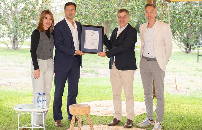 Desde la izquierda, Meritxell Ferraté, chief people, sustainability & transformation officer de Towa International, Jordi Martín, director de Aenor en Cataluña, David Peix, CEO de Towa International, y Sergi Palomino, people & culture (EHS) director de Towa.